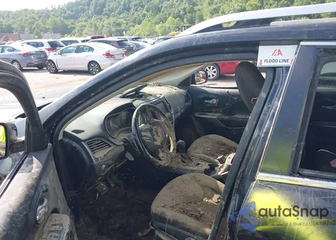 2019 Jeep Cherokee Latitude 4X4 from USA, damaged, VIN 1C4PJMCX1KD365228